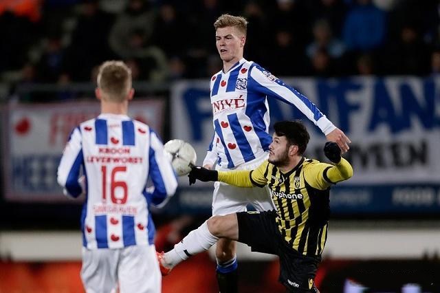 他的脸上充 他的脸上充